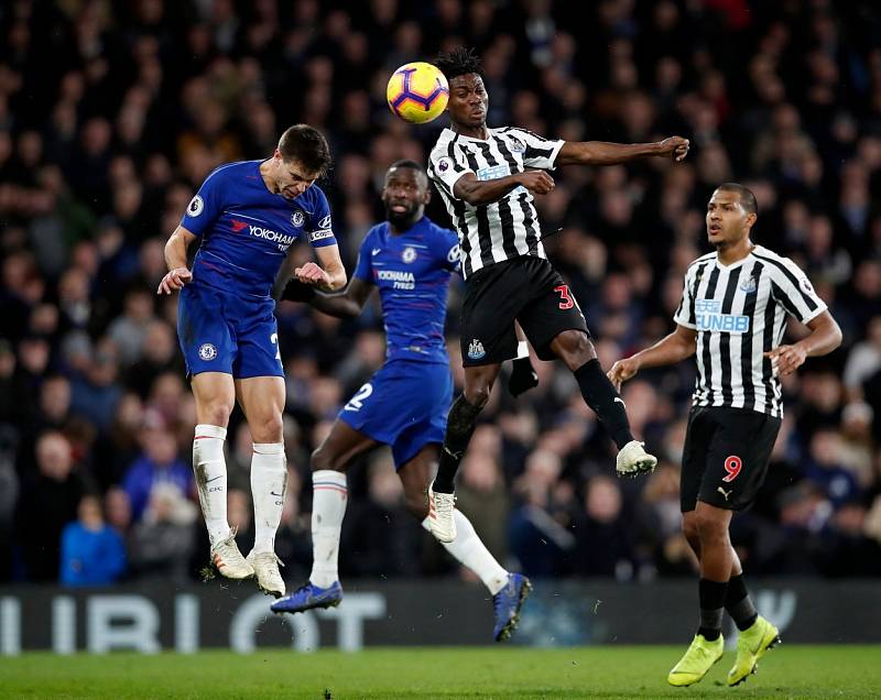 Christian Atsu (druhý zprava) v dresu Newcastlu v zápase proti londýnské Chelsea