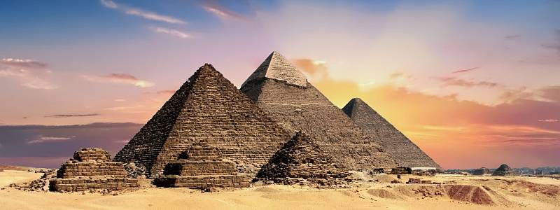Pyramidy v Egyptě.