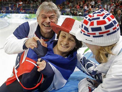 Martina Sáblíková se raduje ze své druhé zlaté medaile s trenérem Petrem Novákem a reprezentantkou Karolínou Erbanovou.
