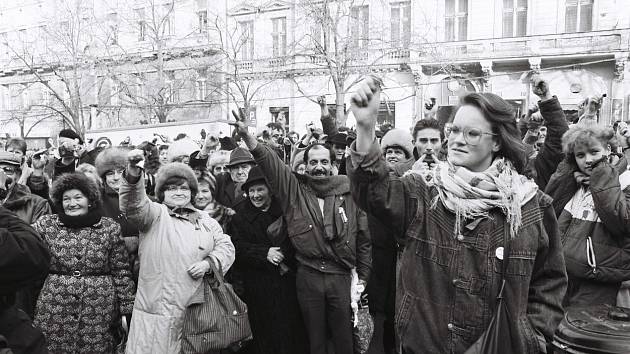Sametová revoluce - snímek z demonstrace 17. listopadu 1989.