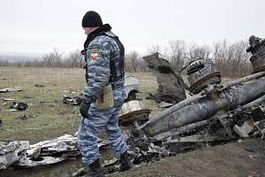 Trosky boeingu letu MH17 sestřeleného na východě Ukrajiny.