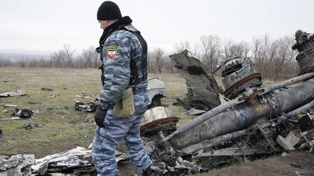 Trosky boeingu letu MH17 sestřeleného na východě Ukrajiny.