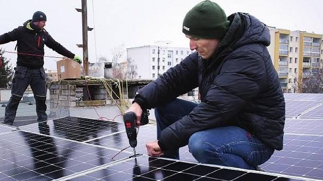 Martin Jungling a jeho kolega Tomáš Marek (v pozadí) mají plné ruce práce – o soláry je nyní obrovský zájem