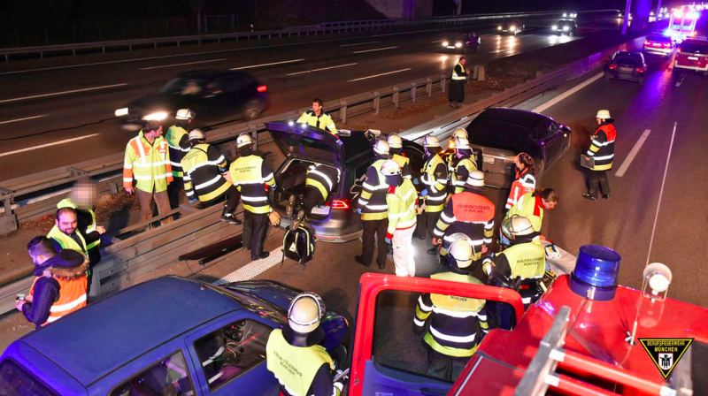 Majitel Tesly zachránil řidiče Passatu na dálnici.