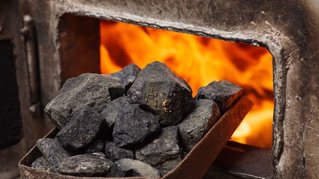 Uhlí za uplynulé desetiletí zdražilo téměř na trojnásobek, pořád ale jde o jeden z nejlevnějších způsobů vytápění. Pozor však na blížící se zákaz prodeje neekologických kotlů. Ilustrační foto