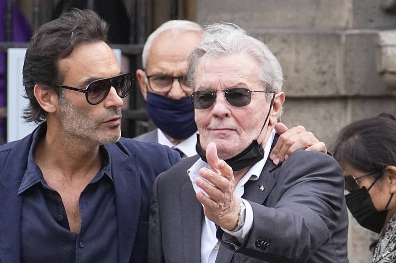 Francouzský herec Alain Delon (vpravo) a jeho syn Anthony Delon přicházejí na snímku z 10. září 2021 na pohřeb herce Jeana-Paula Belmonda