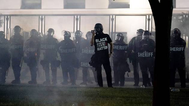 Policisté dohlížející na demonstraci ve městě Kenosha v americkém Wisconsinu, 25. srpna 2020