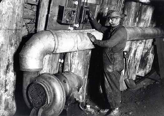 Důlní pracovník u pomocného ventilátoru sloužícího k zajištění čerstvého vzduchu