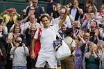Roger Federer po vyřazení z Wimbledonu mává fanouškům.