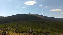 Praděd. Nejvyšší hora Jeseníků i Moravy měří 1491 metrů. Na jejím vrcholu stojí rozhledna a vysílač, jehož horní plošina je nejvýše položeným pevným bodem České republiky.