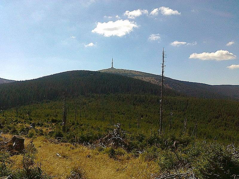 Praděd. Nejvyšší hora Jeseníků i Moravy měří 1491 metrů. Na jejím vrcholu stojí rozhledna a vysílač, jehož horní plošina je nejvýše položeným pevným bodem České republiky.