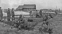 Vojáci španělské Modré divize při nácviku kulometné střelby na východní froně