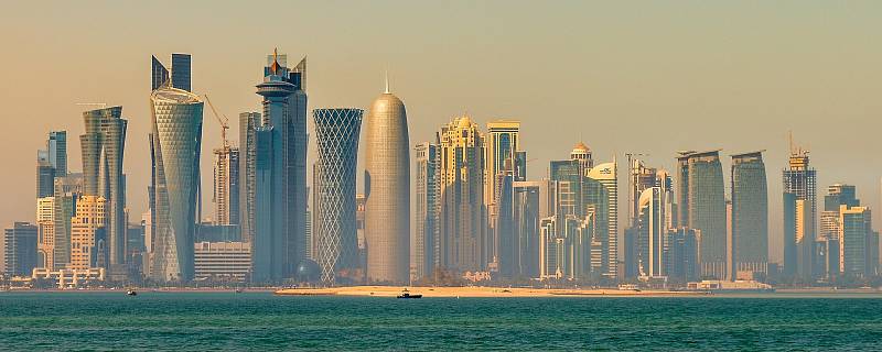 Hlavním městem Kataru je Dauhá. Jde o největší město v zemi, typické je zejména moderními mrakodrapy. Sem se přesunulo i množství obyvatel z pobřeží. Právě po nich zůstala města duchů.