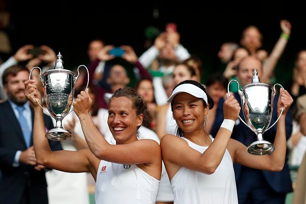 Barbora Strýcová slaví vítězství na Wimbledonu. Na snímku s parťačkou Sie Šu-wej.