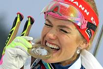Gabriela Koukalová se zlatou medailí ze závodu s hromadným startem z SP v Novém Městě na Moravě.