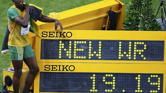 Usain Bolt v Berlíně vyhrál i finále běhu na 200 metrů ve světovém rekordu.