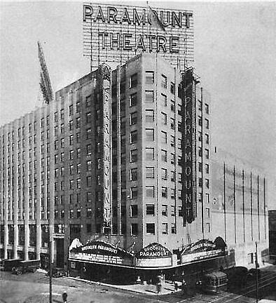 Brooklynská budova Paramount Theater měla být rovněž cílem útoku. Policii se podařilo nastraženou nálož odhalit a zneškodnit