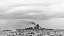 Vůbec první bitva čekala loď Bismarck v Dánském průlivu. Tehdy úspěšně potopila britský křižník Hood. I Bismarck ale byl poškozen. Takhle jej zachytil fotograf z lodi Prinz Eugen.