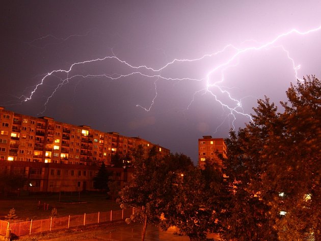 Česko v noci na středu zasáhnou bouřky. Doprovodí je silný vítr