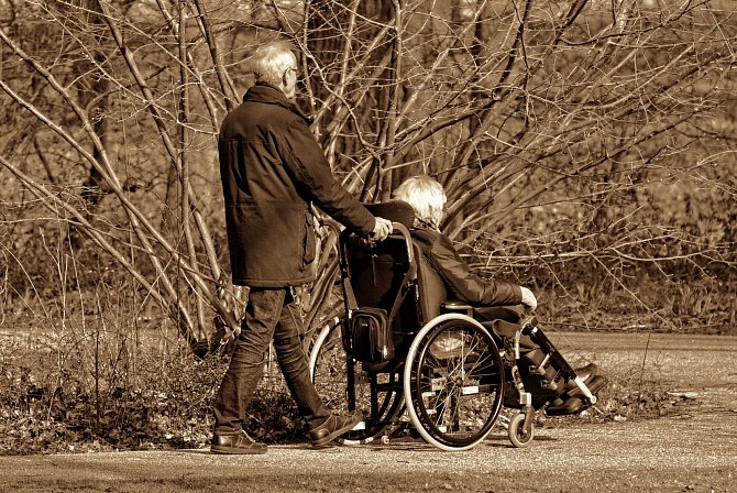Požádat o důchod (i o starobní, invalidní, vdovský nebo vdovecký) lze na okresní správě sociálního zabezpečení (OSSZ).