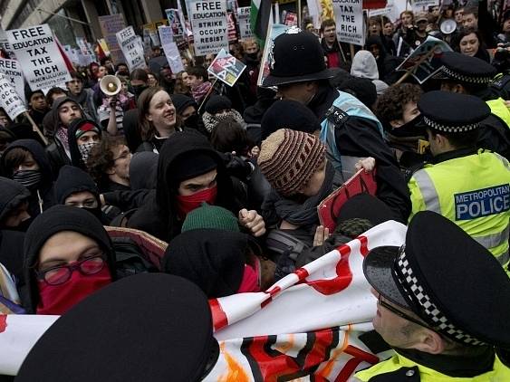 Protestní pochod britských studentů proti zvyšujícím se nákladům na studium