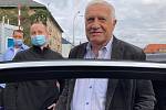 Bývalý prezident Václav Klaus hovoří s novináři před Ústřední vojenskou nemocnicí (ÚVN), kterou 17. září 2021 opustil po několikadenní hospitalizaci kvůli potížím s vysokým krevním tlakem