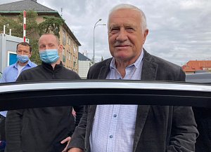 Bývalý prezident Václav Klaus hovoří s novináři před Ústřední vojenskou nemocnicí (ÚVN), kterou 17. září 2021 opustil po několikadenní hospitalizaci kvůli potížím s vysokým krevním tlakem