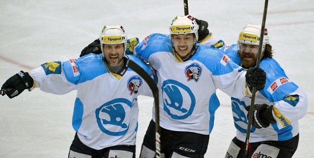 Hokejisté Plzně (zleva) Martin Straka, Jan Kovář a Ryan Hollweg se radují z gólu proti Slavii.