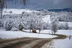 Sypač projíždí silnicí pokrytou rozbředlým sněhem mezi Želnavou a Bělou na Šumavě na Prachaticku, 6. prosince 2022