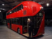 Starosta Londýna Boris Johnson u nového dvoupatrového autobusu.