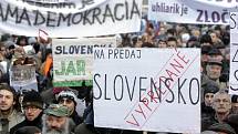 Další ze série demonstrací proti korupci v politice se konala 10. února na bratislavském Náměstí SNP.