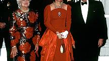 Dánská královna ve společnosti bývalého amerického prezidenta George Bushe a jeho manželky Barbary.