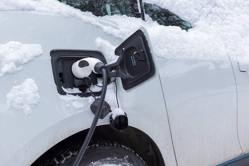 Elektromobily mají v mrazu potíže. Baterie se jim vybíjejí daleko rychleji…