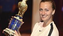Petra Kvitová s trofejí pro vítězku turnaje v Dauhá.