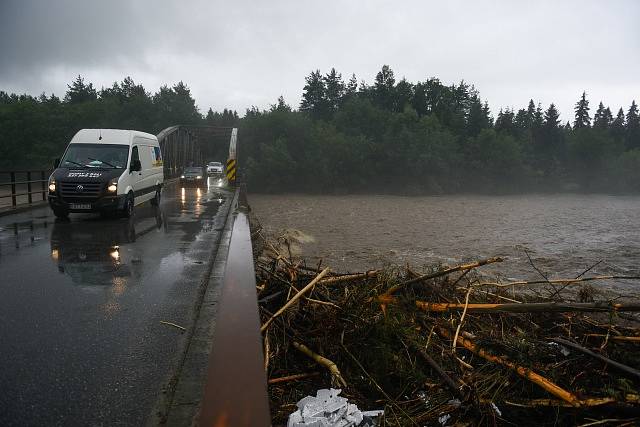 Slovensko stále čelí povodňovému stavu, pršet už ale přestalo