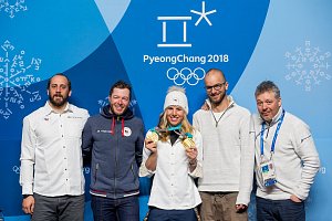 Dvojnásobná olympijská vítězka z Pchojongčchangu Ester Ledecká se svým týmem. Druhý zleva trenér Justin Reiter.