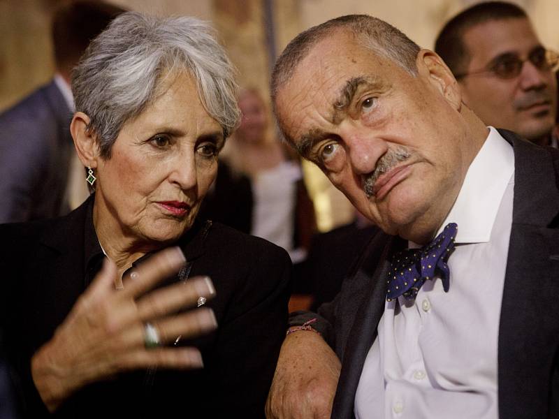 Slavnostní zahájení konference Forum 2000 15. září v Praze. Joan Baez a Karel Schwarzenberg.