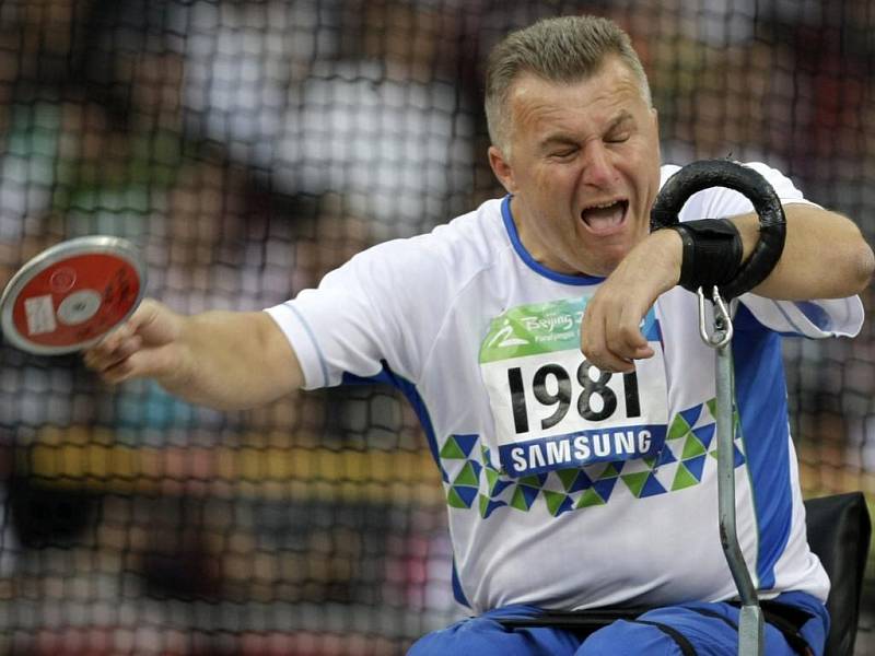 Stříbrný diskař Jože Flere při jednom ze svých pokusů v paralympijském finále. Čtvrtek přinesl dva cenné kovy i do ČR. Bronz vybojovali atleti Atleti Eva Berná a Martin Zvolánek.