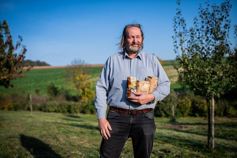 „Chlebová mouka stojí zhruba někde v polovině mezi moukou hladkou a celozrnnou. Má výrazné aroma, tmavší barvu a chléb se z ní peče nejlépe,“ vysvětluje Martin Hutař, spolumajitel firmy ProBio.