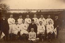 Autor prvního reprezentačního gólu Jindřich Valášek (sedí první zprava) s týmem libeňského Meteoru v roce 1916