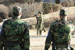 Vojáci jihokorejské armády sledují příslušníka armády Severní Koreje v Pchanmundžomu