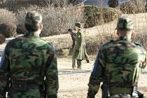 Vojáci jihokorejské armády sledují příslušníka armády Severní Koreje v Pchanmundžomu