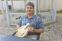 Kytarář Přemysl Večerek z Opavy ukazuje rozpracovanou mandolínu