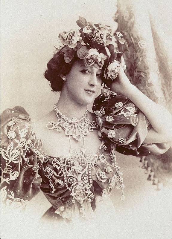 Španělská herečka a tanečnice Carolina Oterová proslula svou krásou i tím, že byla milenkou významných mužů. Mezi jiným udržovala styky i s příštím britským králem Eduardem VII.