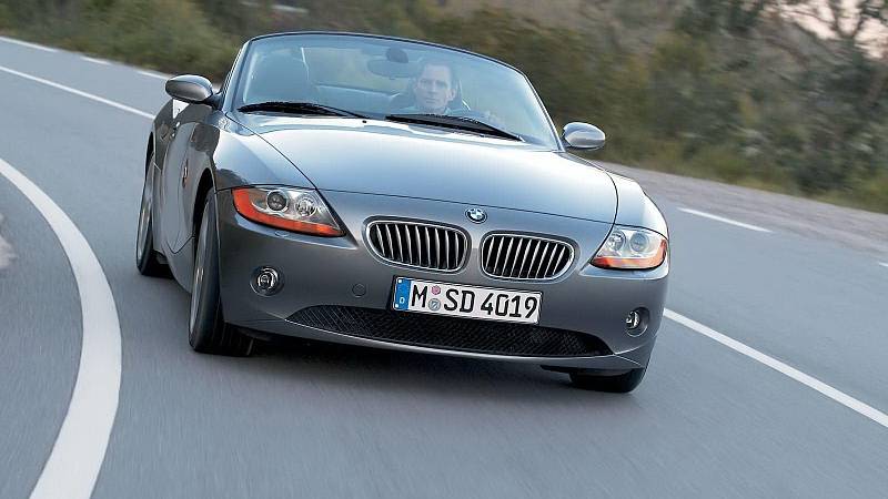 BMW Z4 (2003). Motor: 2.5 (141 kW), najeto: 170 000 km. Cena: 199 000 Kč.