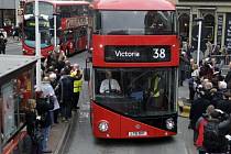 Rozhodnutí zobrazovat informace o znečištění ovzduší na tabulích spolu s časy příjezdů autobusů učinil nový londýnský starosta Sadiq Khan.