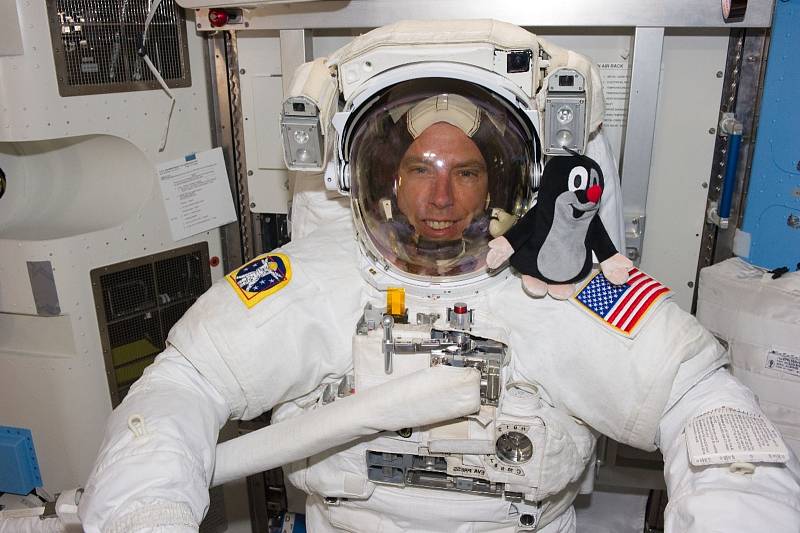 První snímek Krtka astronauta přišel od Andrewa Feustela z paluby Mezinárodní vesmírné stanice ISS ve čtvrtek 26. května 2011, jedenáctý den po startu.