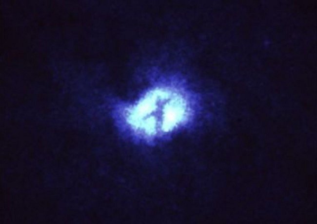 V roce 1992 zachytil Hubbleův vesmírný teleskop zvláštní strukturu “X”, která se nachází ve středu galaxie