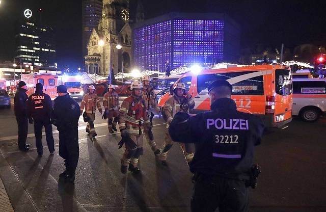 Do davu na vánočním trhu v centrální berlínské čtvrti Charlottenburg dnes večer vjel nákladní vůz.