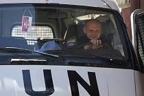 Hlídkující vozidlo OSN před budouvou Organizace v Kosovské Mitrovici.
